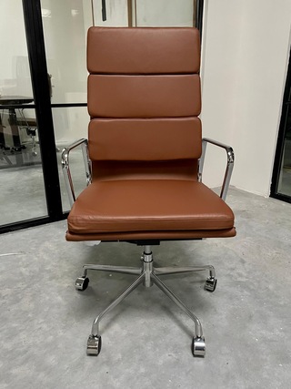 Eames EA219 softpad bureaustoel in cognac leer, Cognac / Chroom